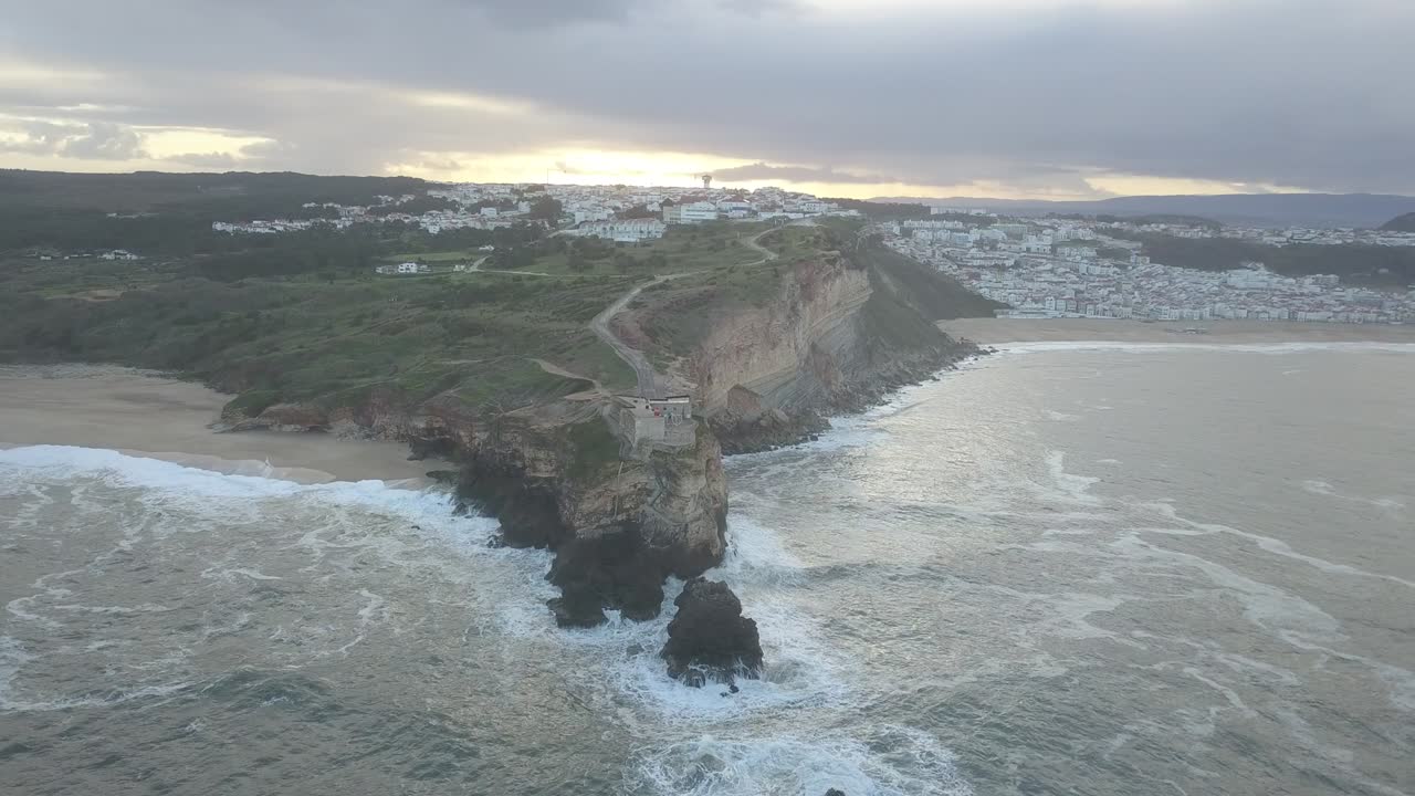un lugar icónico en la costa atlántica, la meca del surf de grandes olas. vista del faro de nazare en el cañón norte de la zona, lugar con las olas más grandes de europa, nazare, portugal