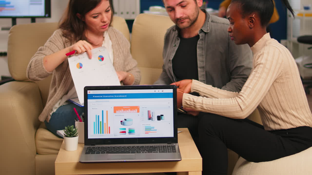 diversos colegas empleados que cooperan en la oficina que discuten en el lugar de trabajo