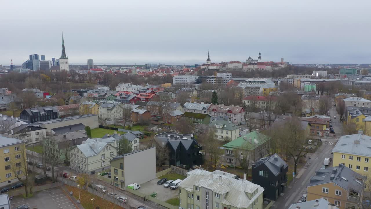 봄에 탈린에서 돌아오는 아름다운 드론