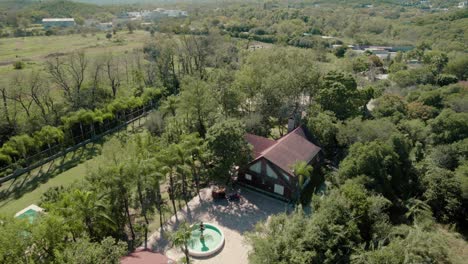 casa pintoresca con la piscina rodeada de naturaleza y ubicada cerca del río