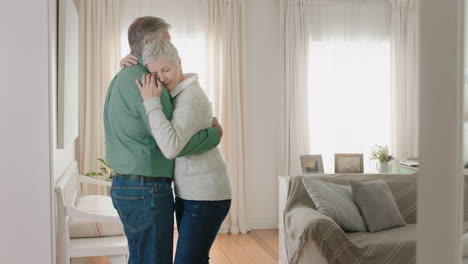 feliz pareja madura bailando en casa disfrutando de un baile romántico juntos celebrando el hito de la relación teniendo una jubilación pacífica 4k