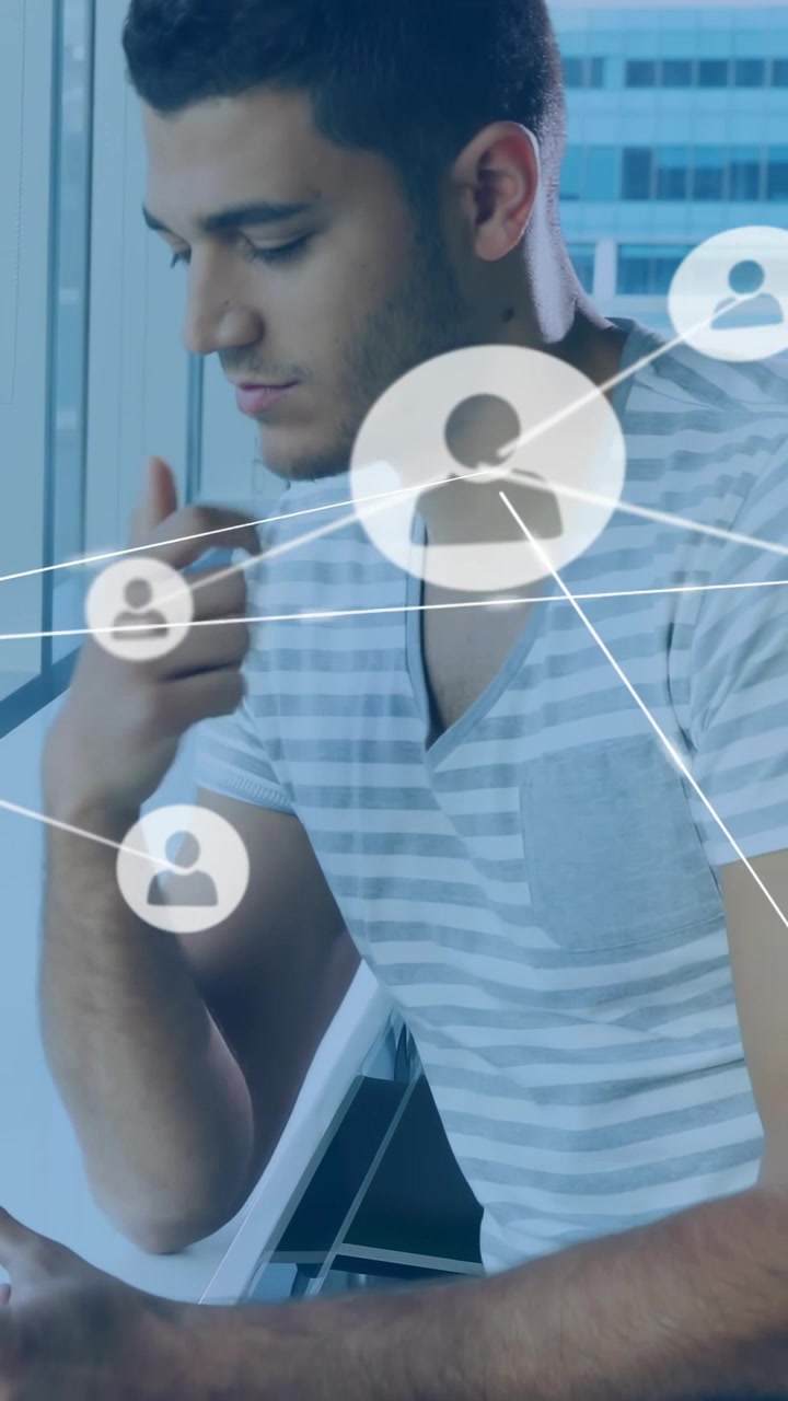 Video verticale: Un uomo tocca il telefono vicino alla finestra dell'ufficio, icone di rete che appaiono, analizzando dati tecnici.