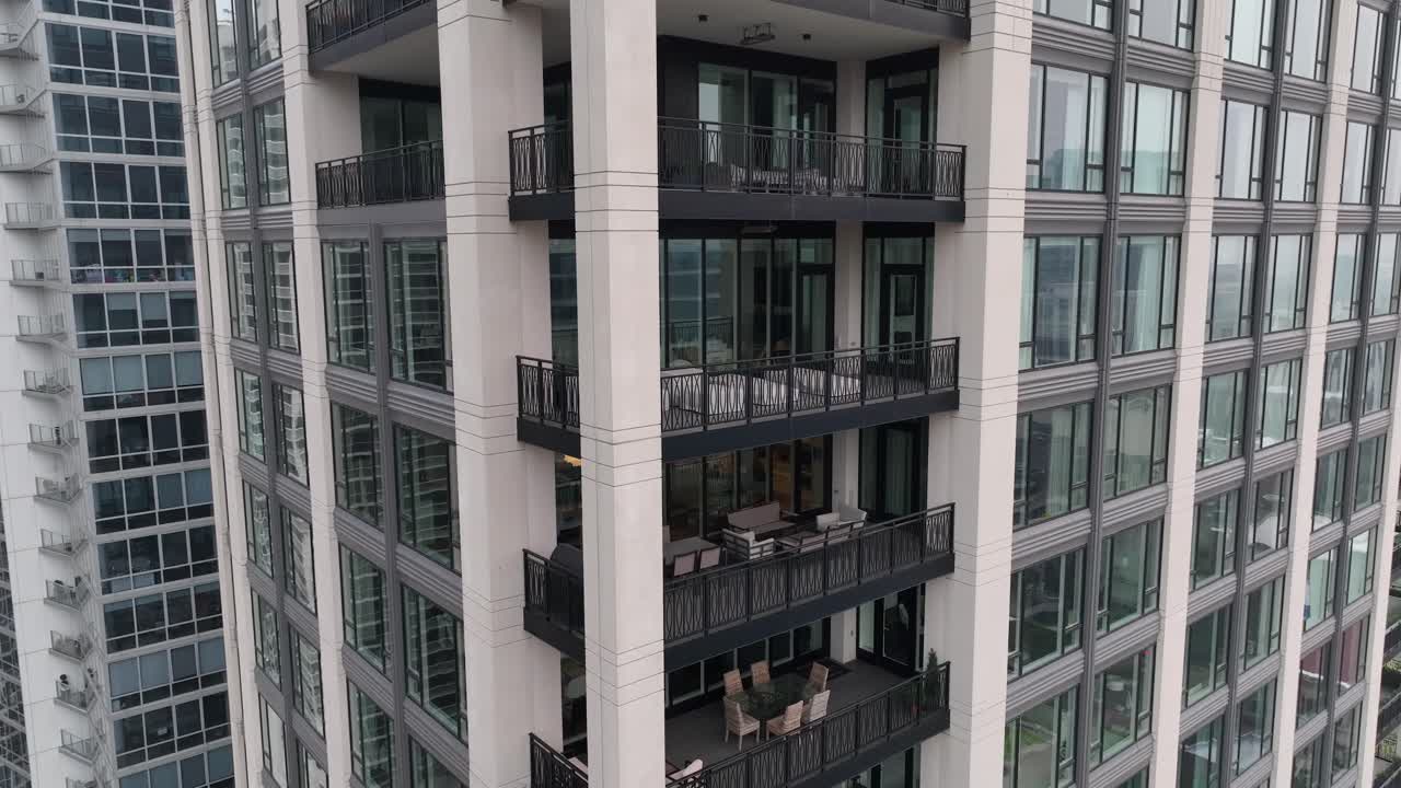 콘도, 아파트, 펜트하우스 가 있는 높은 주거 초고층 빌딩