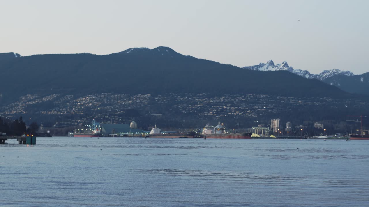 montañas nevadas con camiones cisterna en la entrada de vancouver