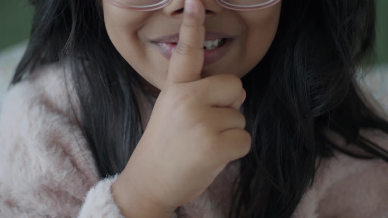 niño con el dedo en la boca