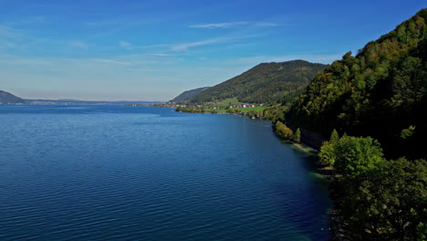 Vista-Aérea-Del-Lago-Attersee-En-Austria,-Montañas-Al-Fondo