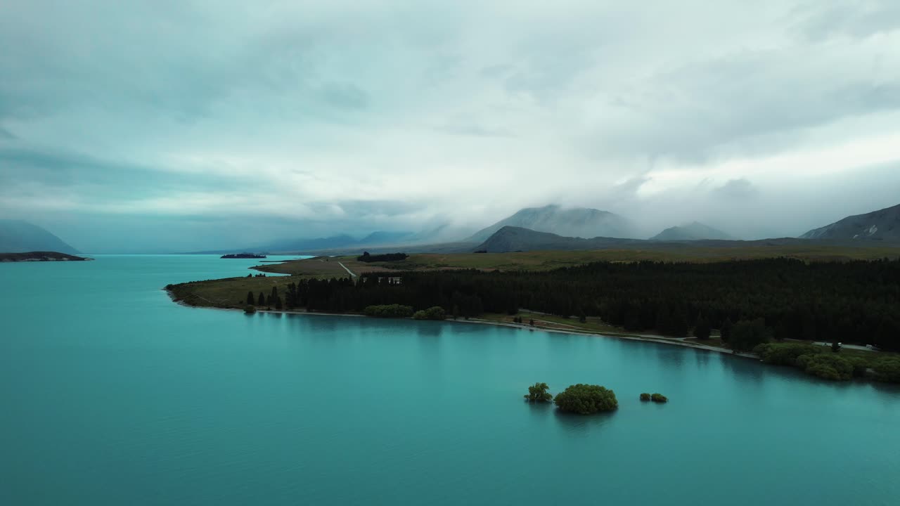 vista aérea de drones de nueva zelanda del lago tekapo en un día brumoso