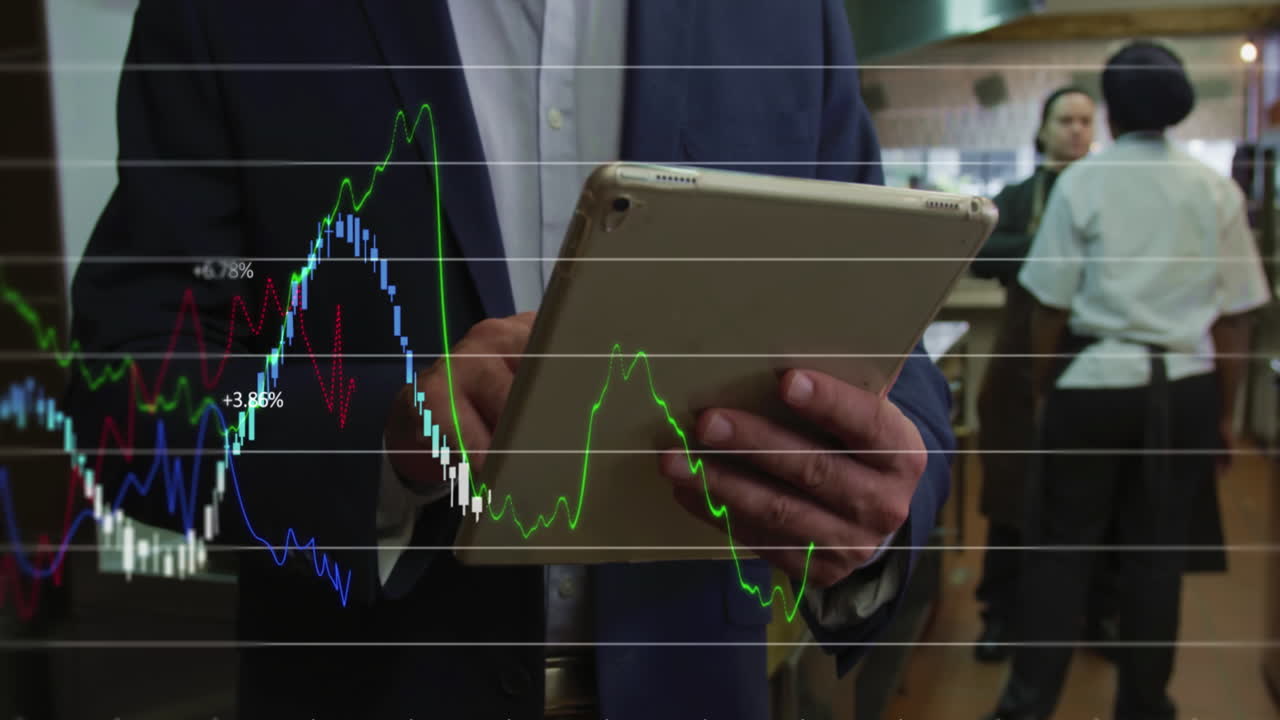 animación del procesamiento de datos financieros en la sección media del gerente masculino usando la tableta en la cocina