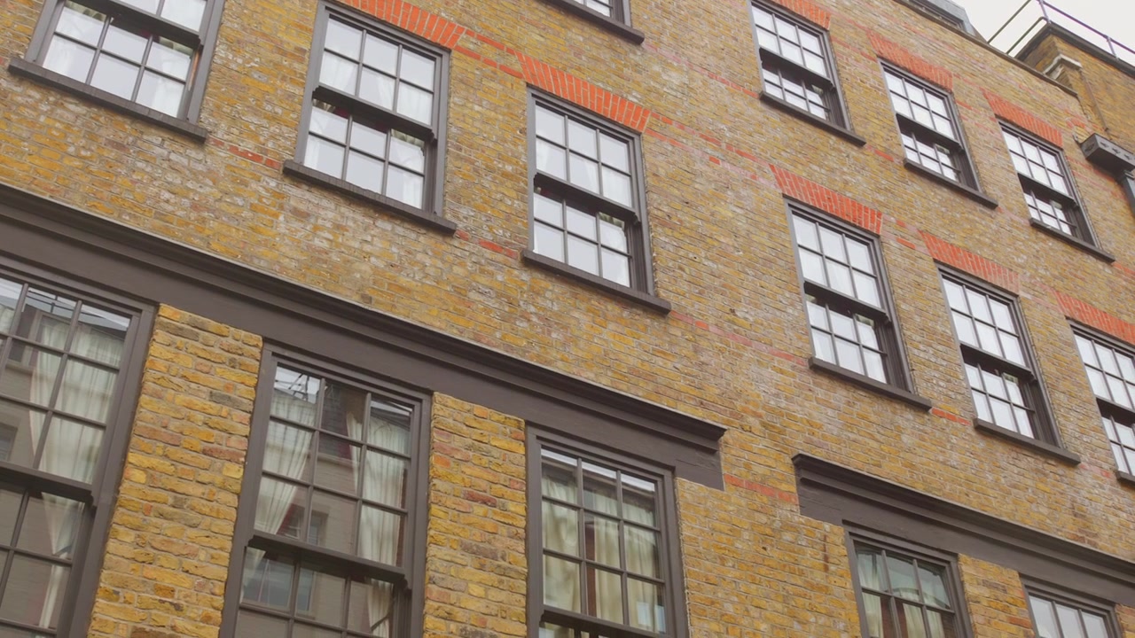 Detail sudut rendah arsitektur bata bangunan bertingkat rendah di London, Inggris.