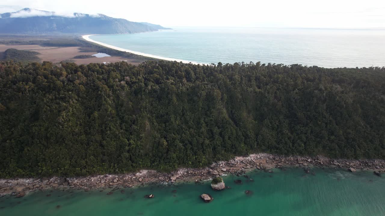 Spiaggia e fiume Maori nell'Isola del Sud, Nuova Zelanda - Ripresa aerea.