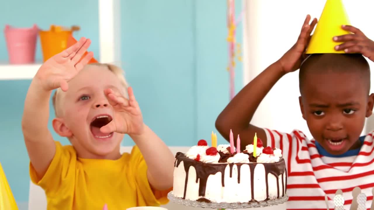 niños felices en una fiesta de cumpleaños