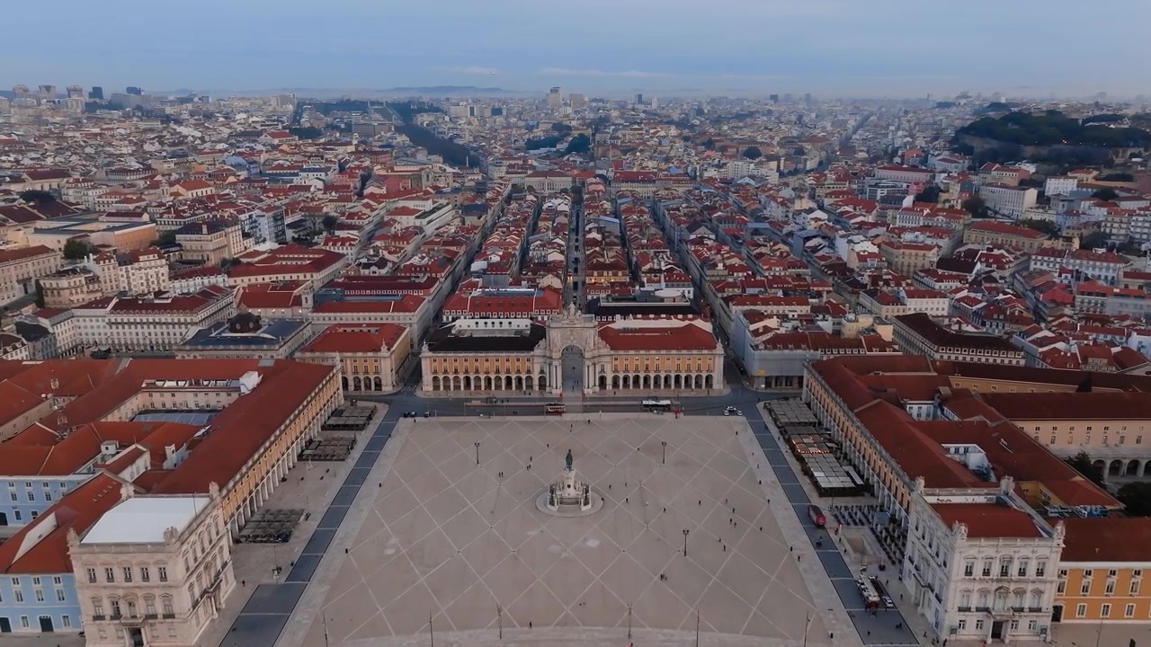 Arco della Rua Augusta e Praça do Comércio nella Baixa di Lisbona all'alba, ripresa con drone.