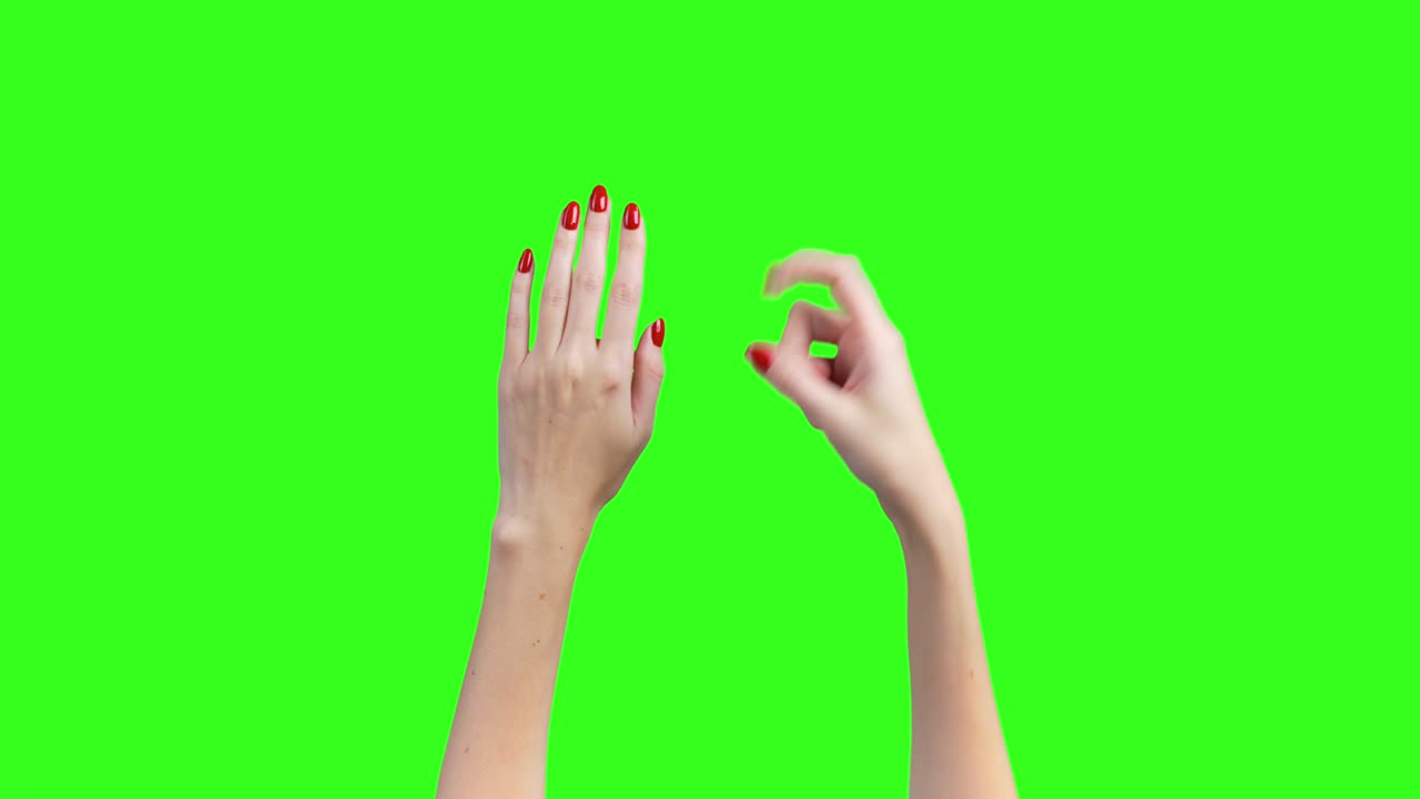 초록색 바탕에 여성의 손을 세는 촬영