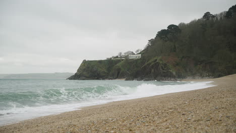 An-Einem-Grauen-Und-Bewölkten-Tag-Am-Strand-In-England-Krachen-Wellen-Im-Meer