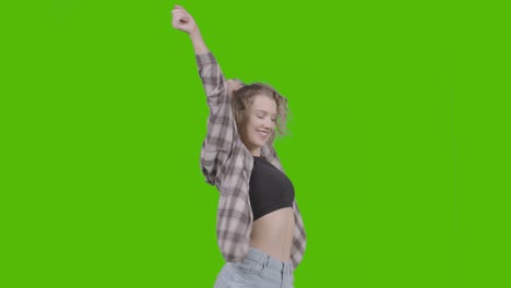 Foto-De-Estudio-De-Una-Joven-Que-Se-Divierte-Bailando-Contra-Una-Pantalla-Verde