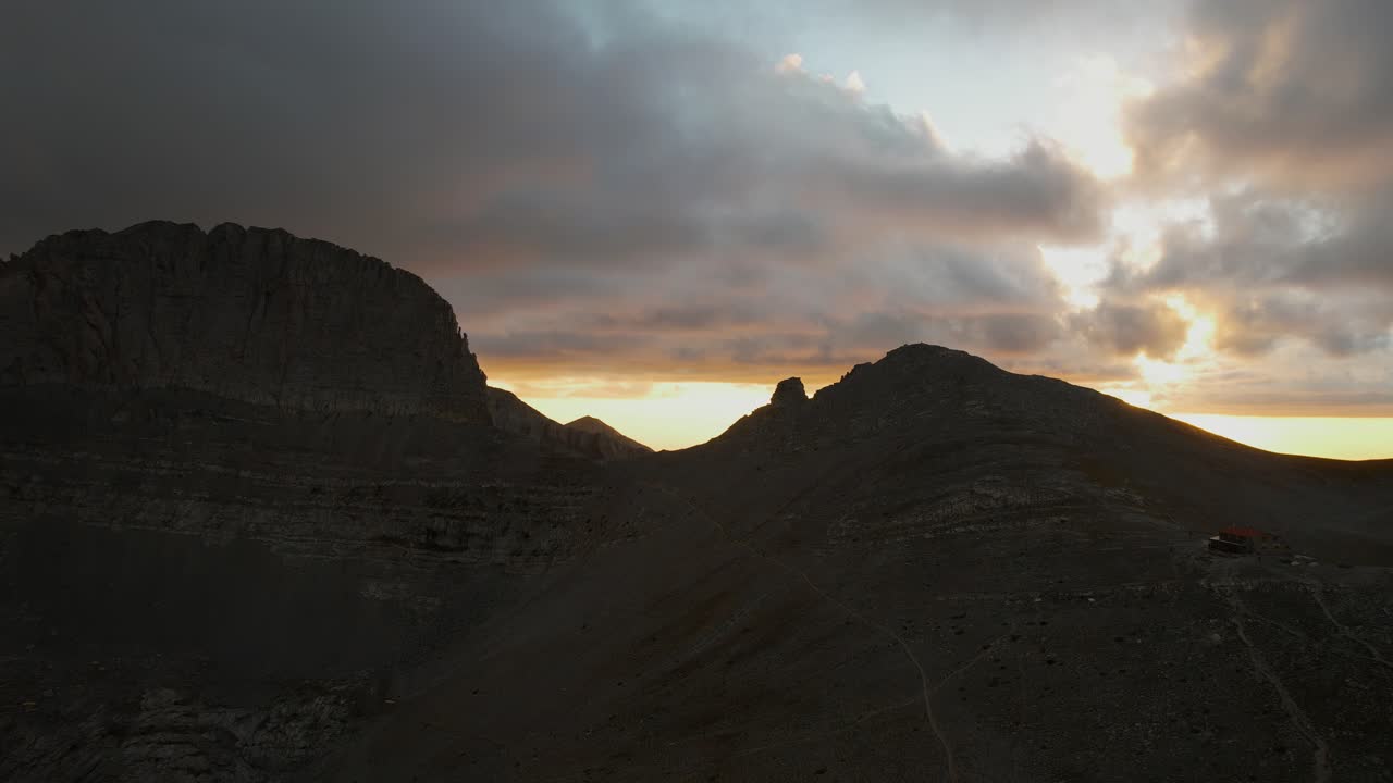 drone aéreo sobre el monte olimpo, la montaña más alta de grecia, pico nublado del amanecer y cielo dorado, hogar de los dioses griegos