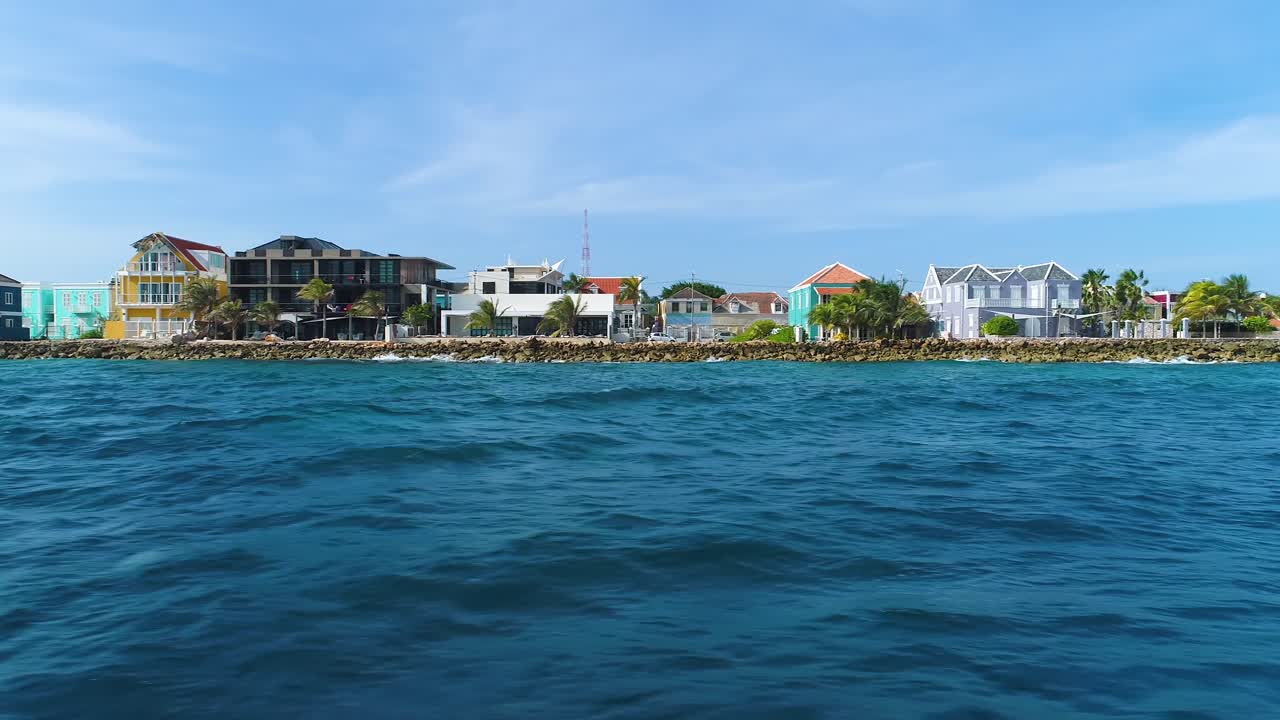 드론이 바다의 물결 위에서 낮게 날아서 윌렘스타드 해안에 부히고 있다.