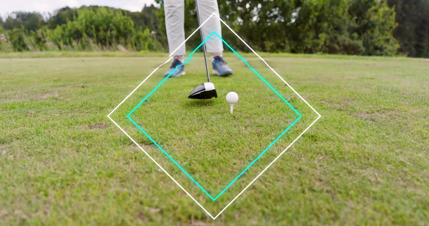 Golfista anziana che posiziona il tee, inizia il backswing e colpisce la palla, mentre una grafica a diamante trasparente pulsa