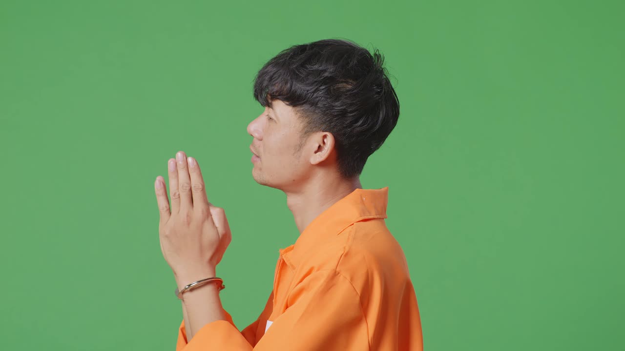 손을 은 오렌지색 스웨터를 입은 남자