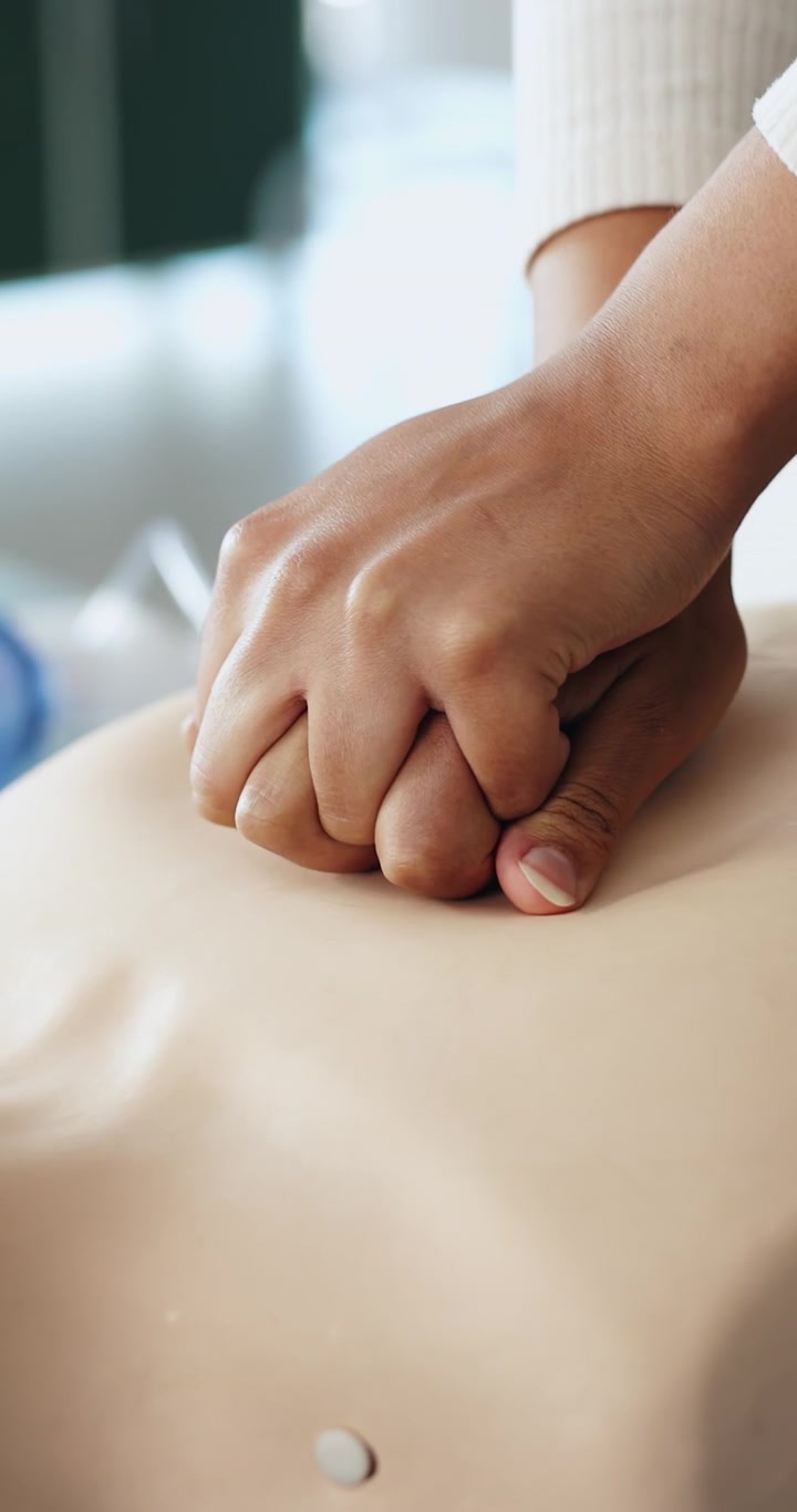 Tıbbi Eğitim Mankeni Üzerinde CPR Göğüs Kompresyonu Uygulayan Kişi