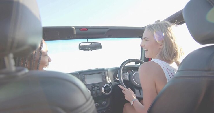 La risoluzione di un glitch attiva il conducente che regola il volante e tocca il telefono per selezionare musica tramite display tecnologico.