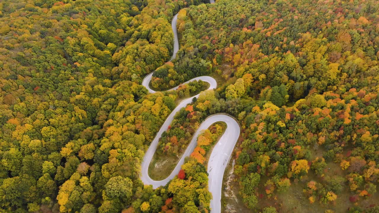 imágenes aéreas de drones de una sinuosa carretera de montaña en otoño - 12