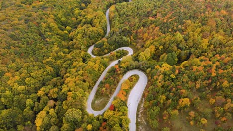 Drohnenaufnahmen-Aus-Der-Luft-Von-Einer-Kurvigen-Bergstraße-Im-Herbst---12