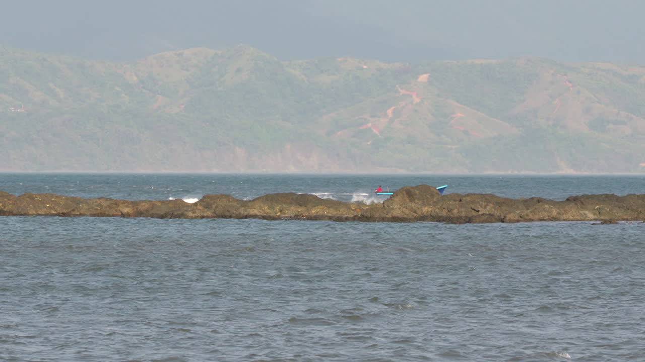 отслеживающий кадр лодки панга, проходящей мимо острова себако верагуас