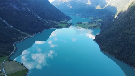 挪威奧爾德瓦特內特冰川湖 (oldevatnet glacier lake) 綠色水,雲和山脈反射在其中