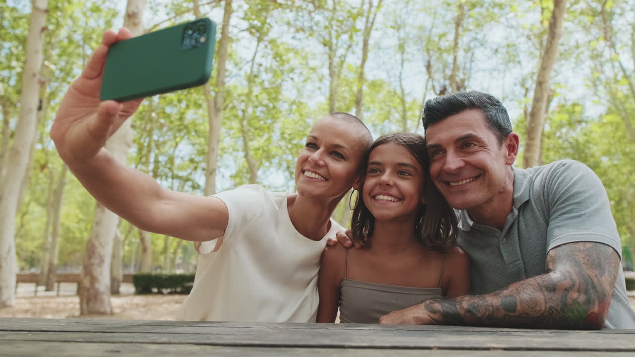 Famiglia felice che scatta un selfie insieme in un parco