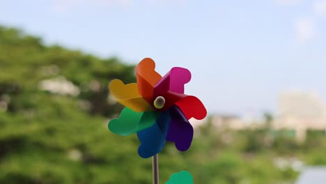 una rueda de ruedas vibrante gira al aire libre en un día soleado.