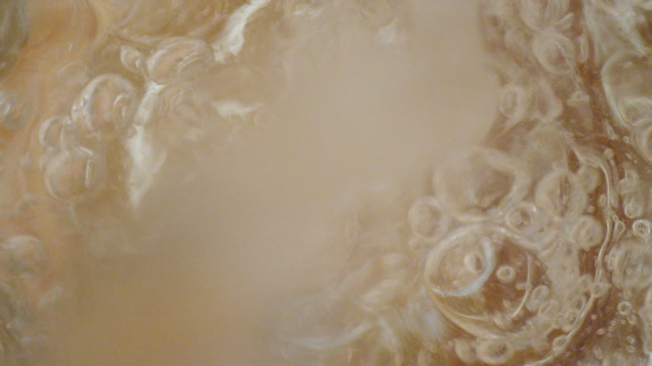 disparo de primer plano de agua hirviendo con burbujas gaseosas en detalle macro