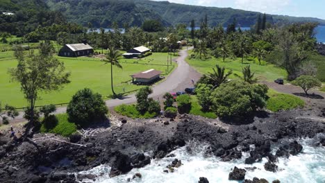 Ubicación-única-En-La-Costa-De-Hawaii-Con-Olas-Rompiendo