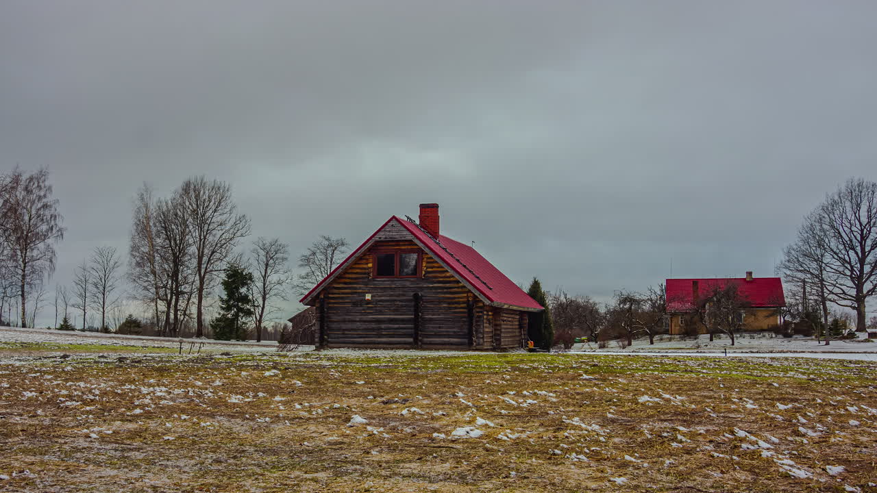 un lapso de tiempo de una cabaña de madera con nubes de tormenta volando por encima