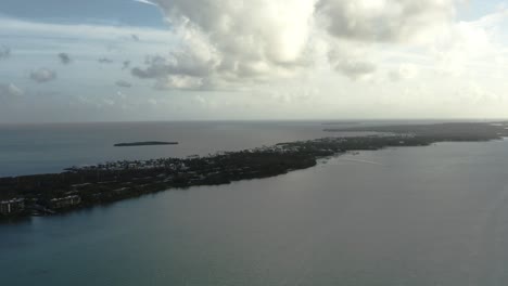 Video-Aereo-Mirando-A-Lo-Largo-De-Cayo-Largo-Y-Sus-Islas-Del-Sur