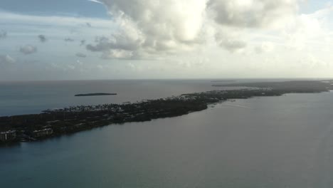 video aereo mirando a lo largo de cayo largo y sus islas del sur