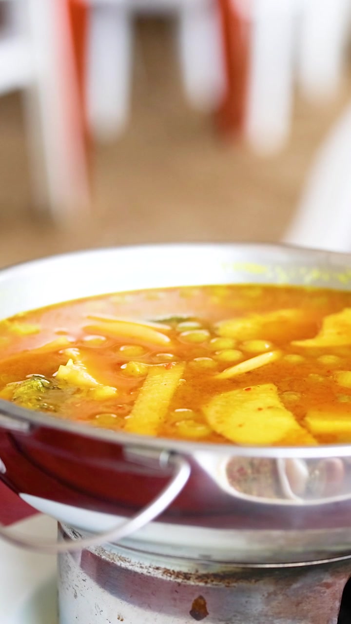 Delizioso curry servito in un ristorante a Krabi, Thailandia