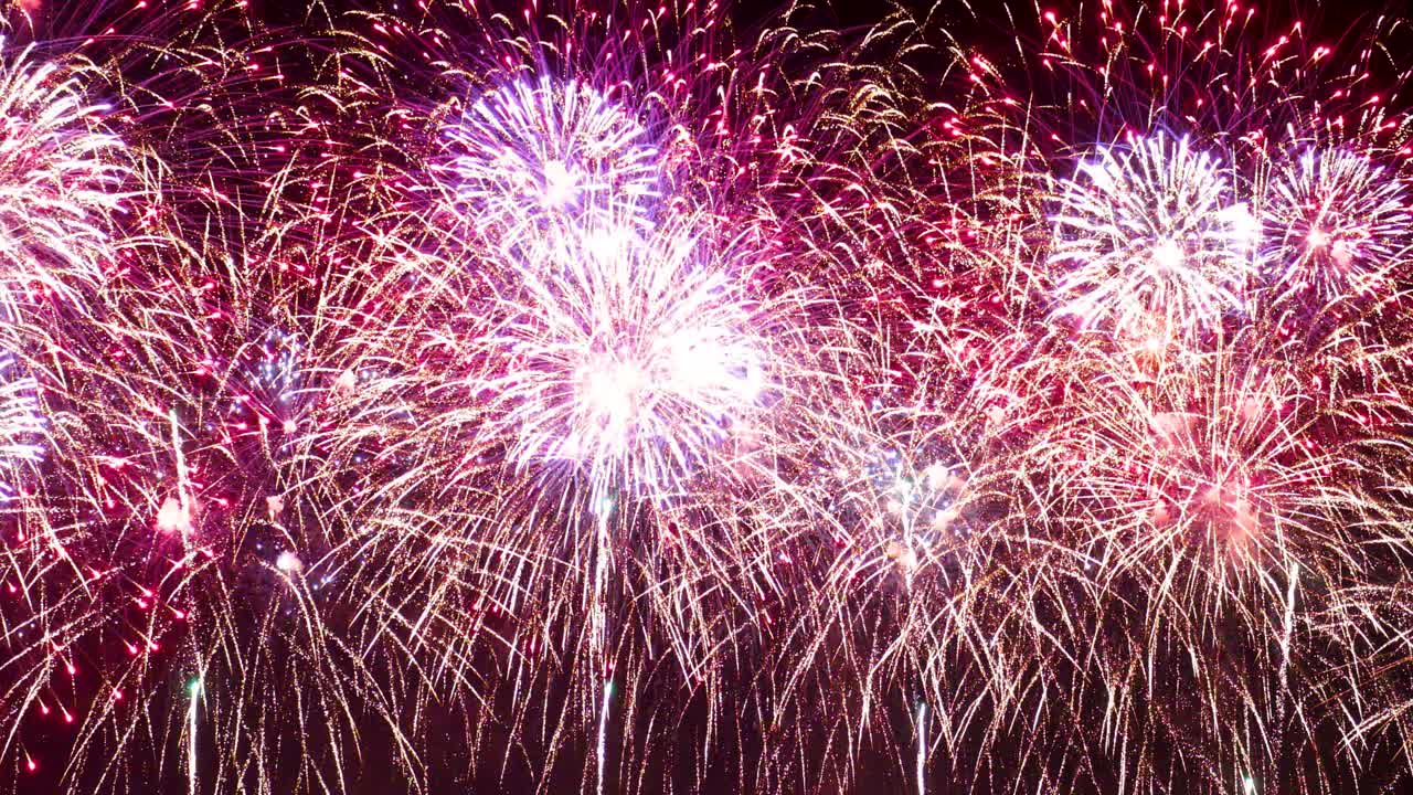 coloridos fuegos artificiales explotando en el cielo nocturno. celebraciones y eventos en colores brillantes.