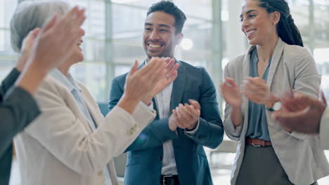 gente de negocios, aplaudiendo y reuniéndose para el éxito