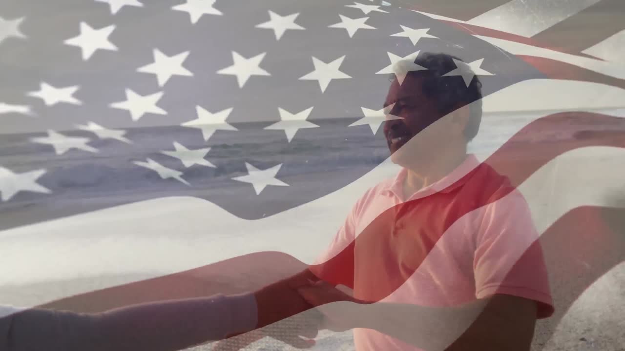 animación de la bandera de los estados unidos de américa sobre una pareja biracial senior bailando en la playa.