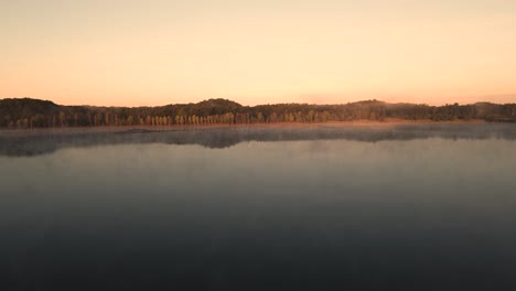 Dichter-Nebel-Auf-Ruhigem-Glaswasser