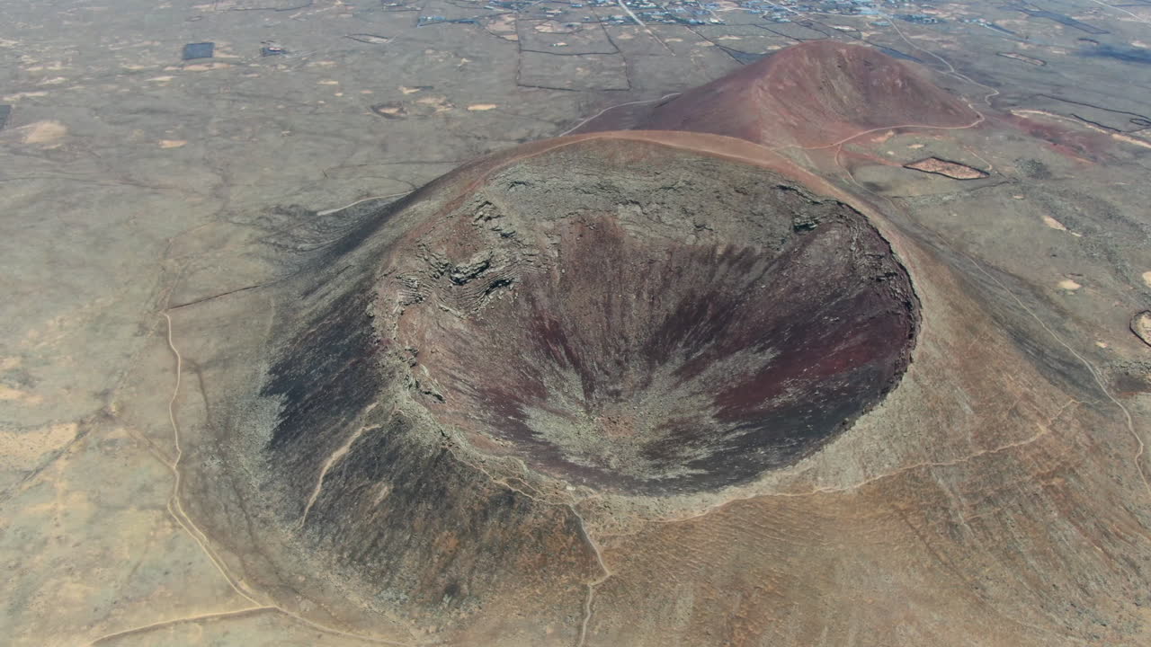 toma panorámica de drones aéreos sobre el volcán calderón hondo en la isla de fuerteventura