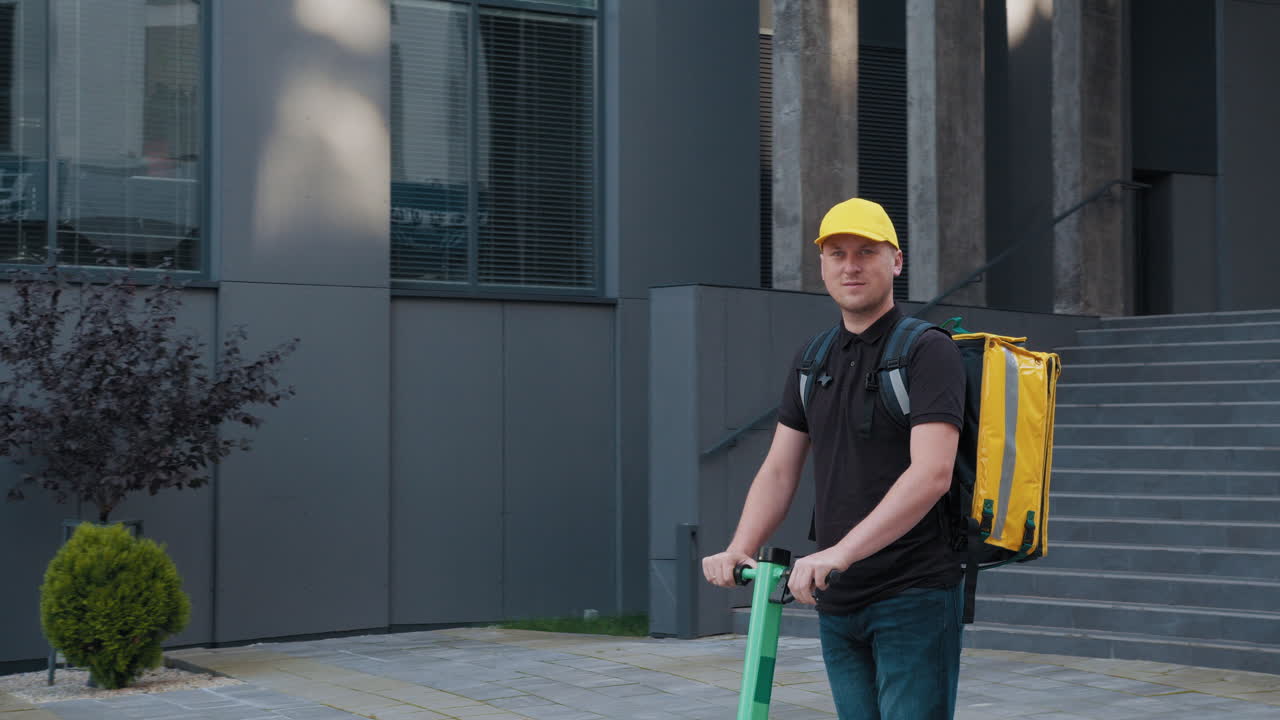 스쿠터를 타고 배달하는 사람