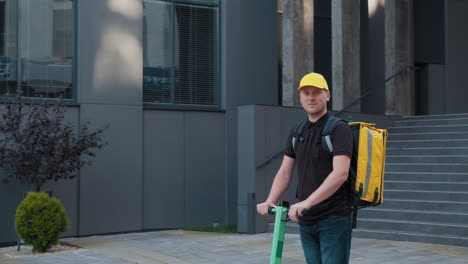 persona de entrega en scooter