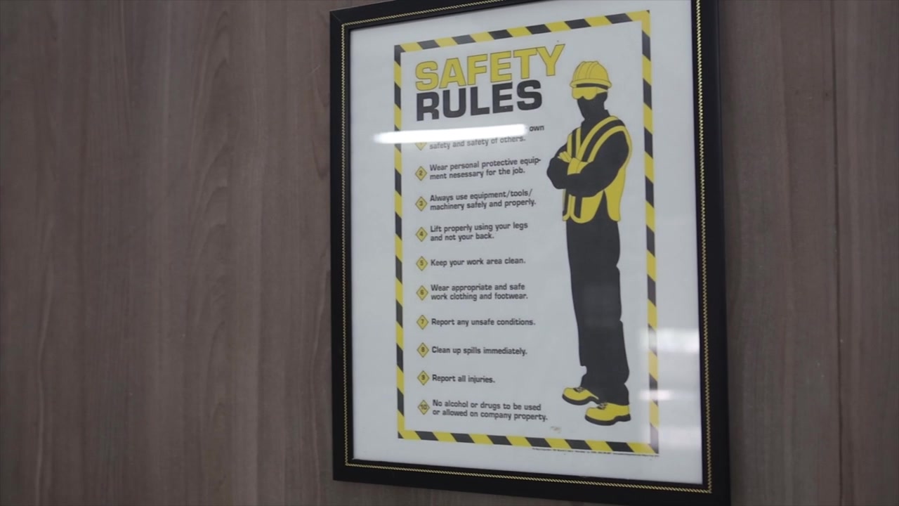 Cartaz de Regras de Segurança no Trabalho na parede do escritório com ilustração de trabalhador industrial e diretrizes
