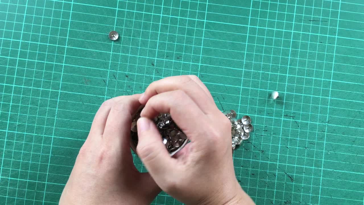 la mano recogiendo pinzas en la taza