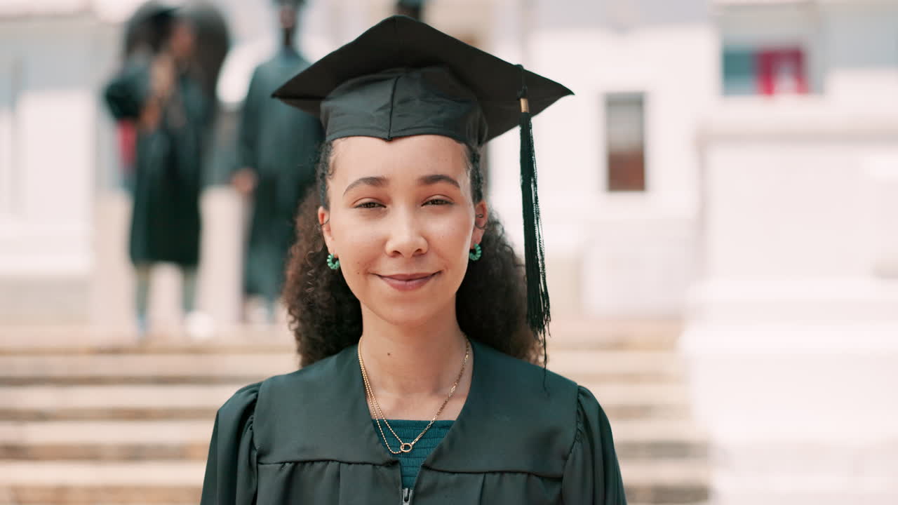 mujer graduada feliz
