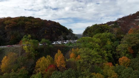 Una-Vista-Aérea-De-Las-Montañas-En-El-Norte-Del-Estado-De-Nueva-York-Durante-El-Follaje-De-Otoño,-En-Un-Hermoso-Día-Con-Nubes-Blancas