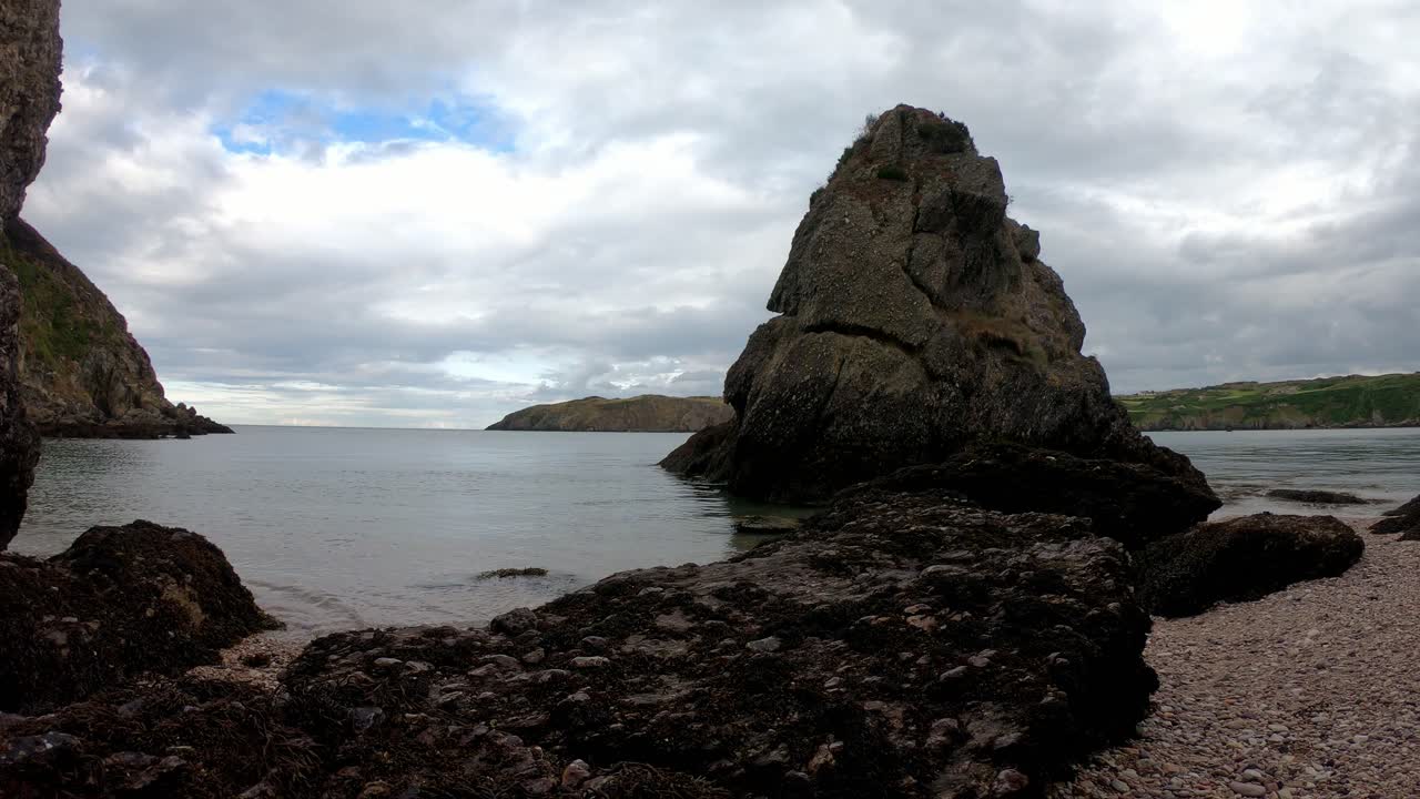 바다의 조류와 구름의 타임  ⁇ 스 울 ⁇ 불 ⁇ 한 웨일즈 해안 경로,  ⁇ 글세이, 평온한 섬 바다 풍경을 내려다보는
