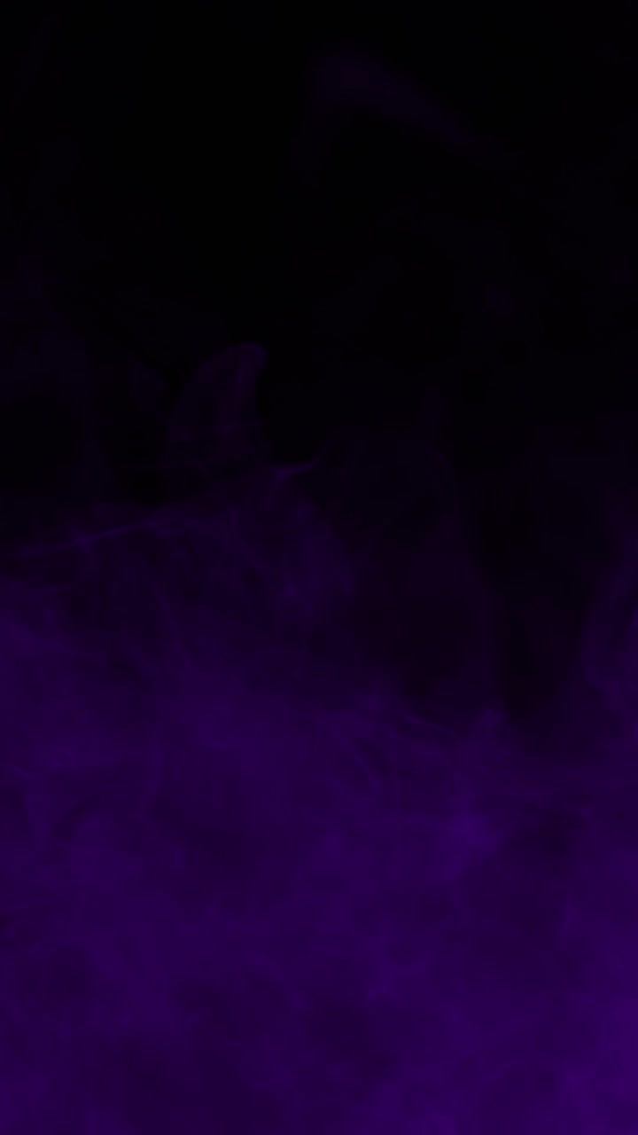 Misterioso fumo o nebbia viola e violetta che sale dal basso dello schermo, sfondo verticale astratto con loop continuo.